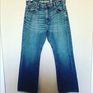 Denizen by Levi’s // Medium wash // 34x30 // Jeans